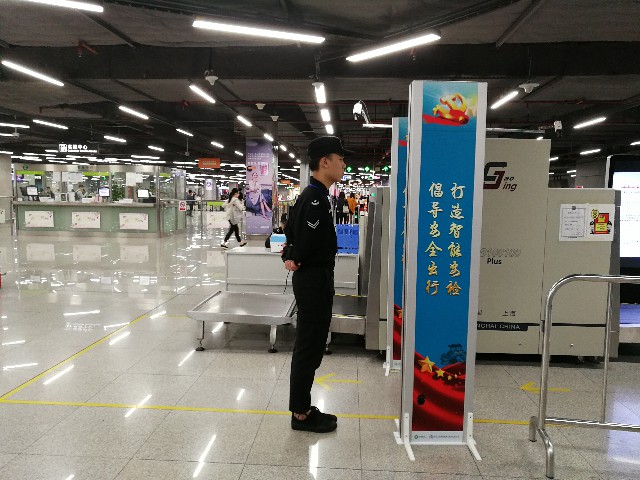 全球首台安检机器人在深圳地铁成功试运营